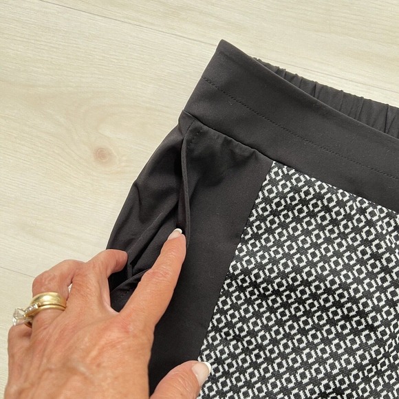 Zenergy by Chico's Size 2 Large Black Ankle Pants Stretch Pull-On Cropped - Picture 2 of 11